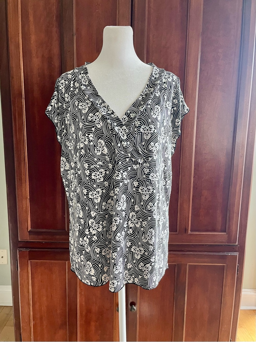 INC International Black & White Floral V-Neck Cap-Sleeve Stretch Women's Top. 1X